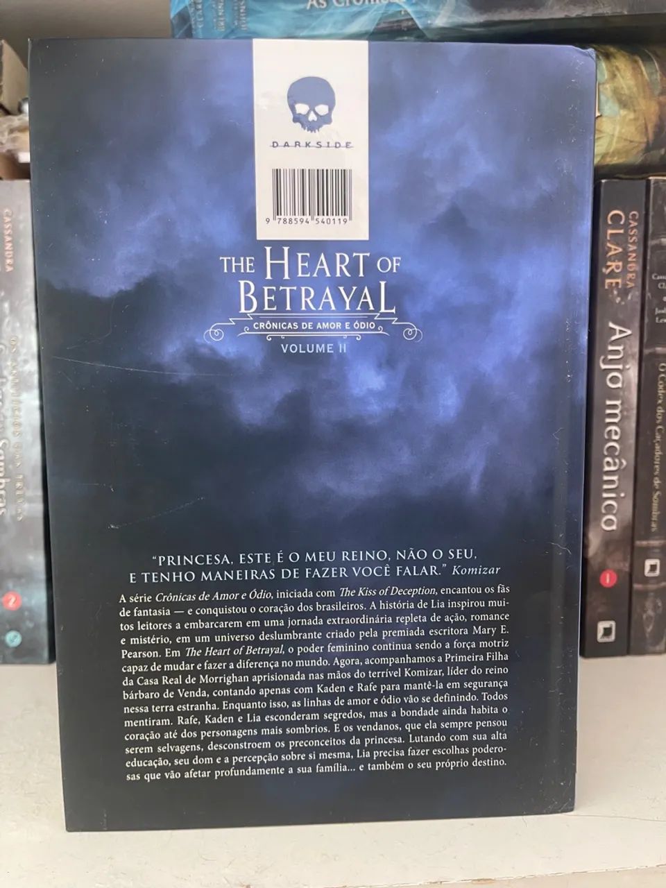 Livro The Heart of Betrayal - Capa Dura Mary E. Pearson - Foto 4