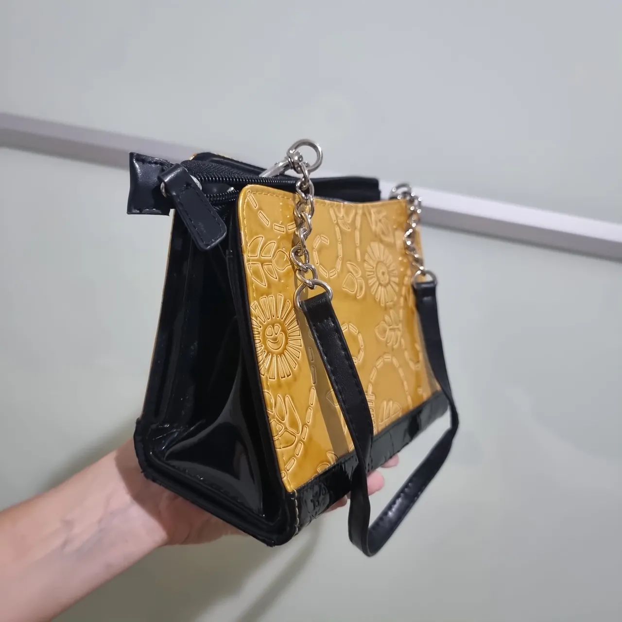 Bolsa de mão e ombro amarela com detalhes preta e jeans 1 bolsa com 3 capas 