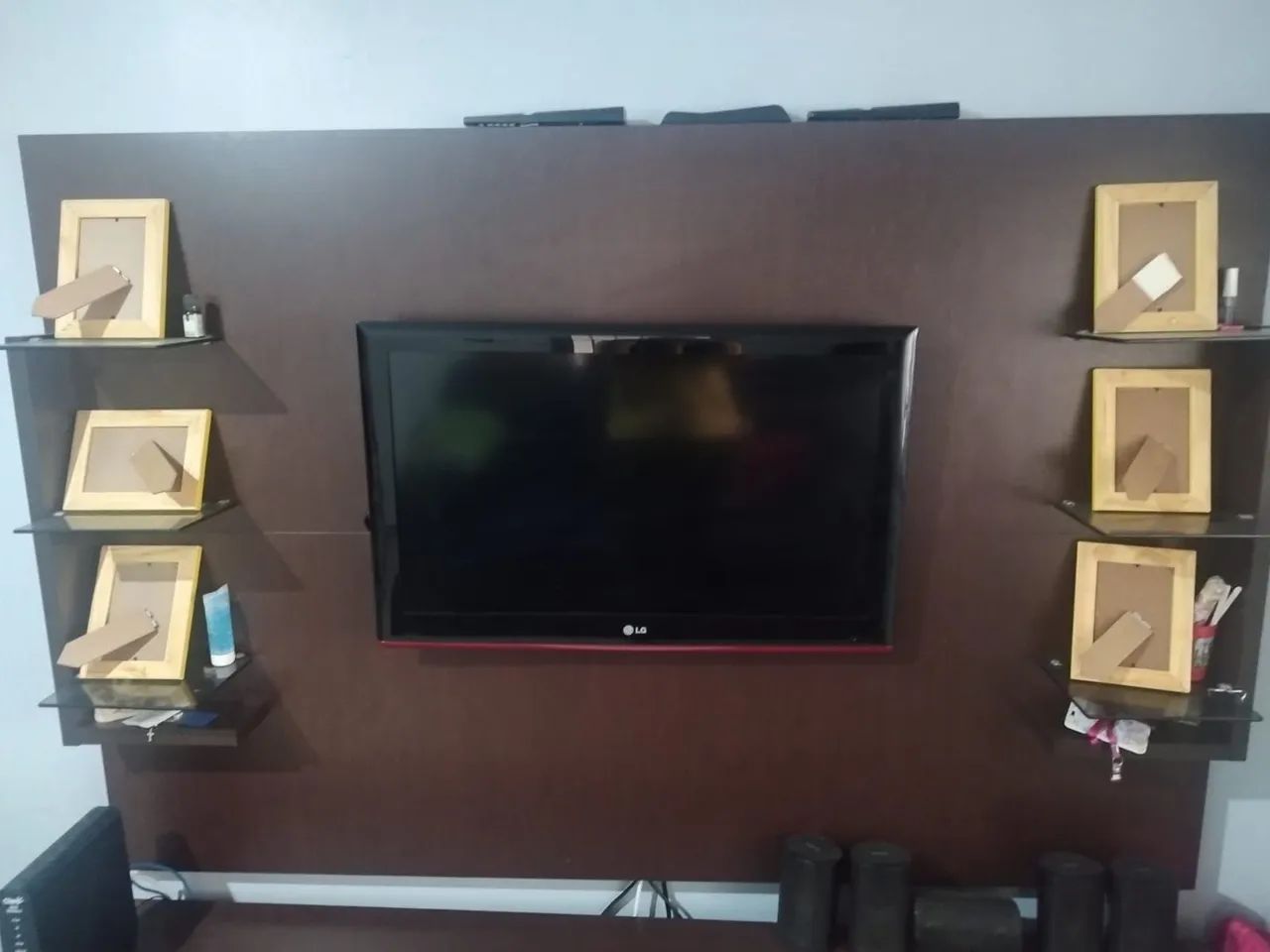 Rack de TV + Painel em madeira com prateleiras de vidro