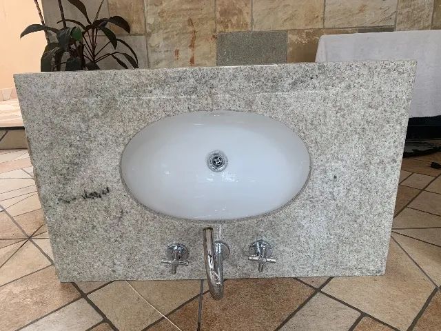 PIA DE MÁRMORE COM TORNEIRA