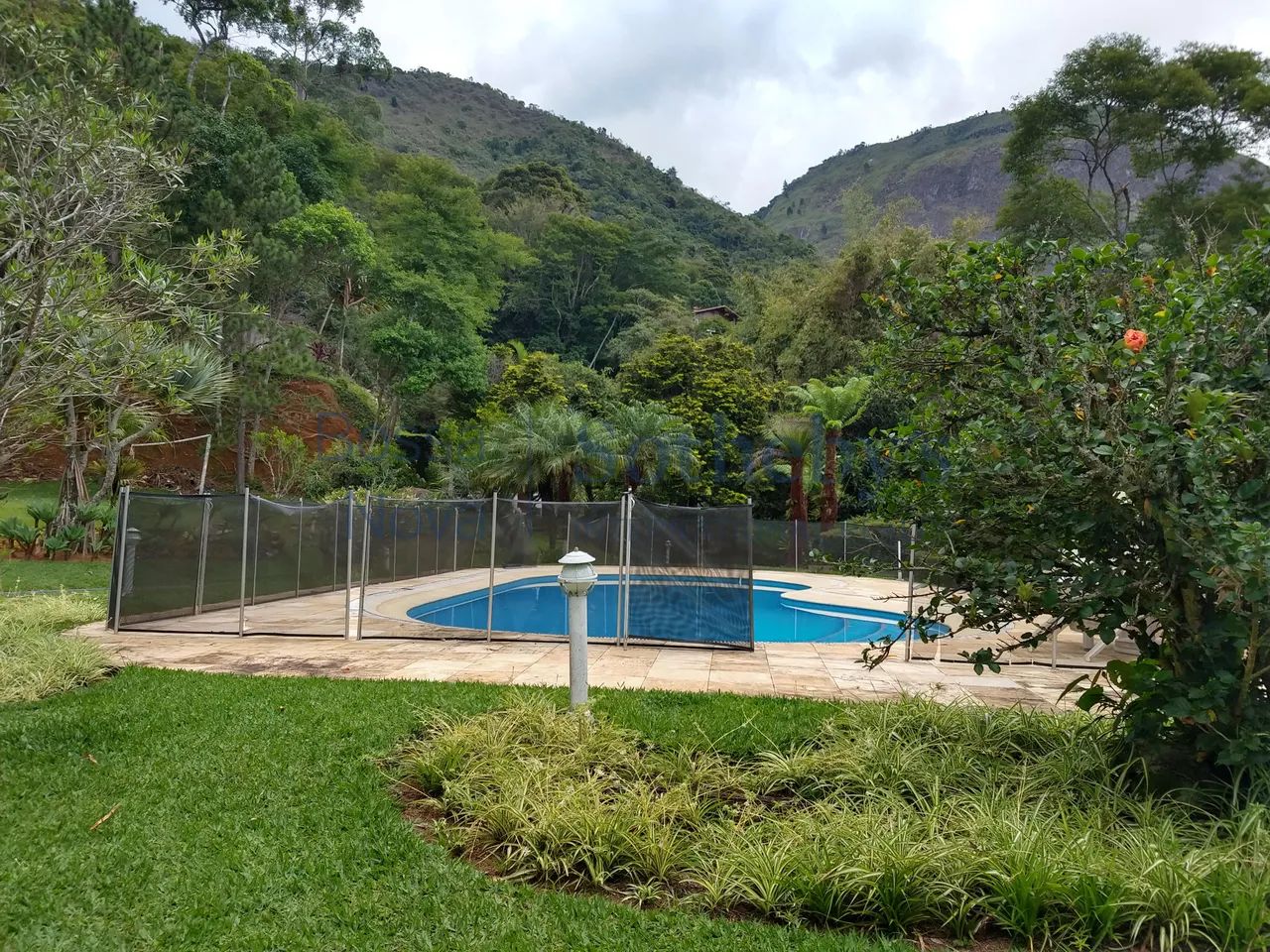 Casa com piscina e arquitetura sofisticada - Foto 5