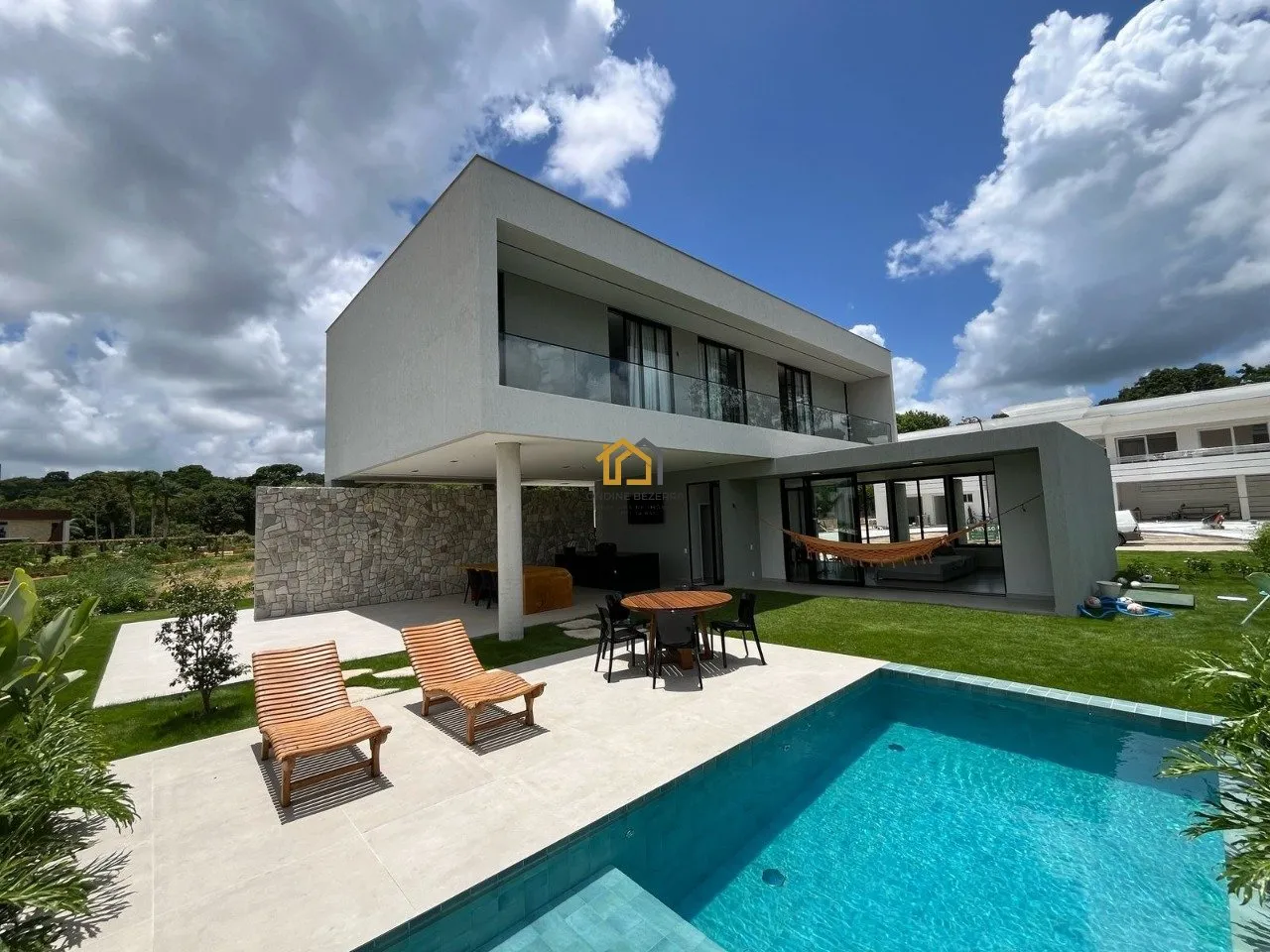 Vendo excelente casa no Condomínio Hyeda Castro, em Aldeia, com 3 suítes com varanda e pis