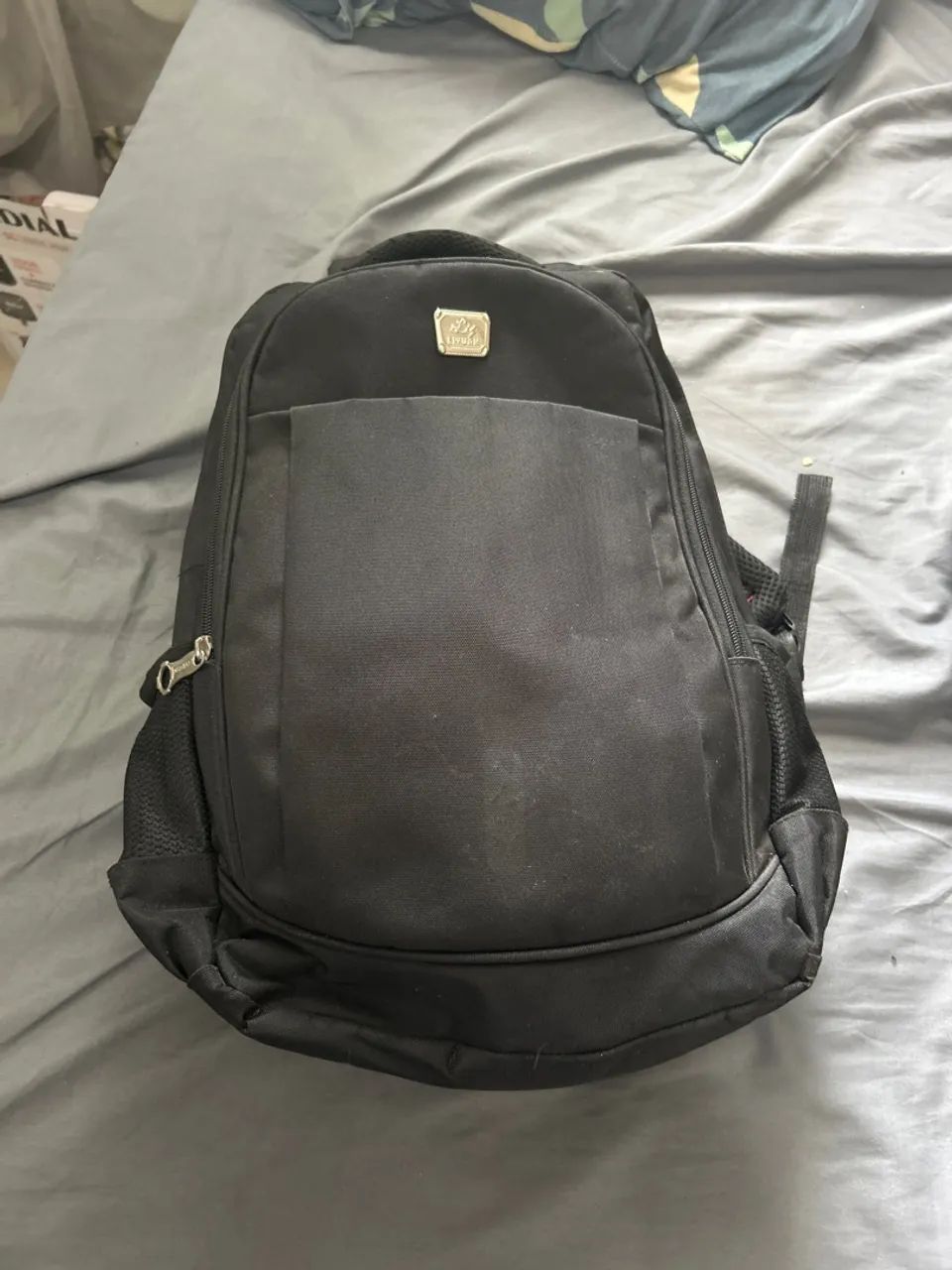 Mochila preta espaçosa