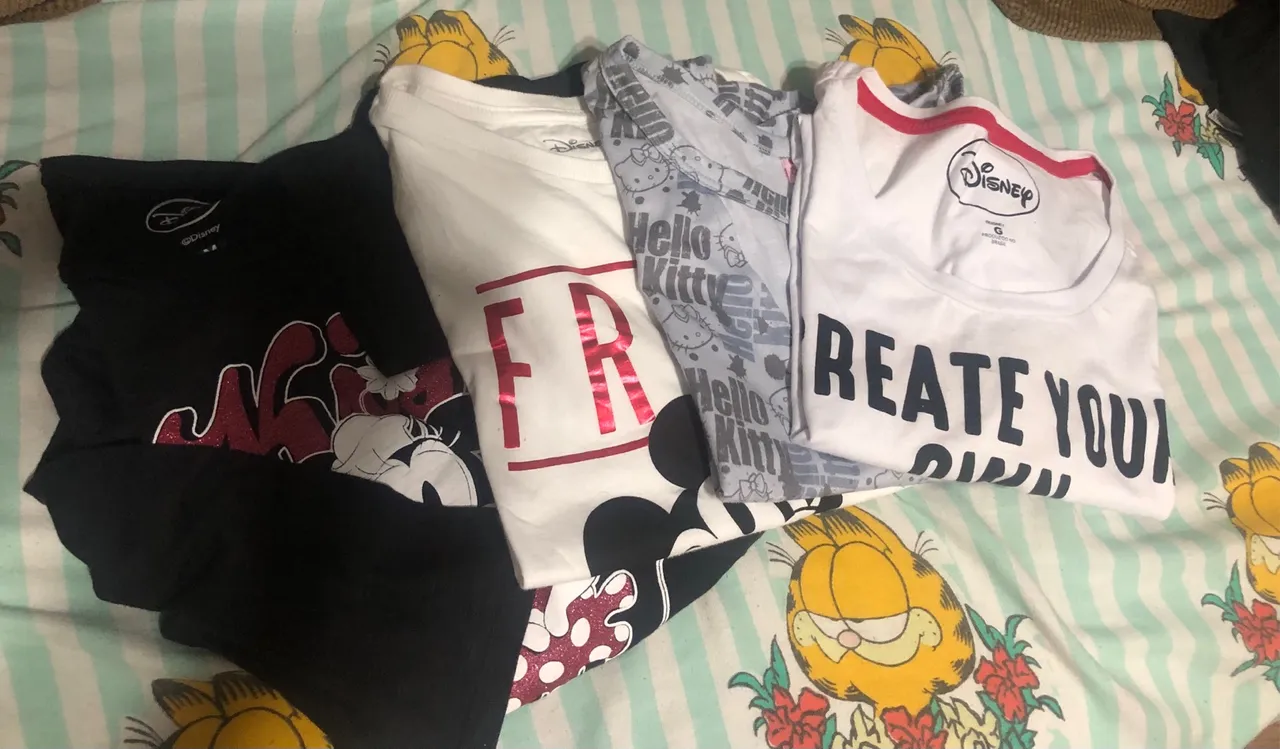 Lote de 4 Camisetas adulto Fem- Disney, Hello kit 