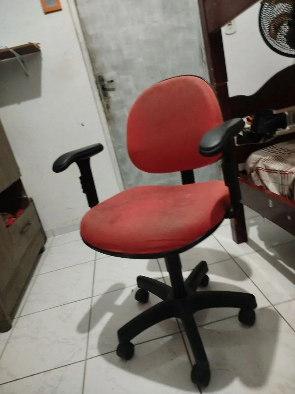 Cadeira de escritório vermelha  - Foto 4