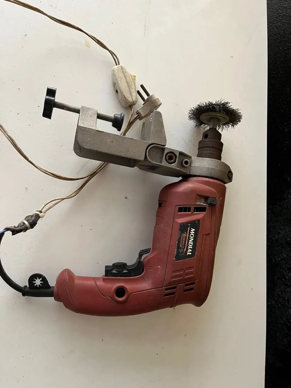 Furadeira com escova rotativa