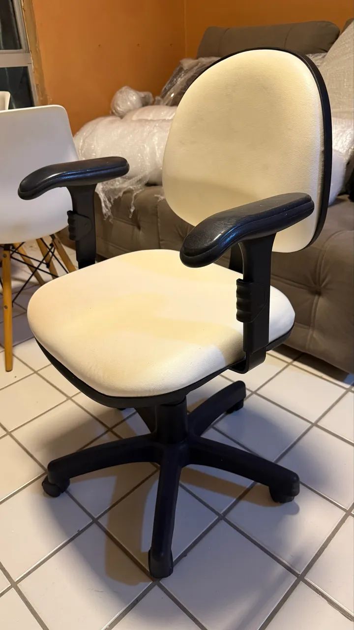 Cadeira de escritório em couro branco  - Foto 2