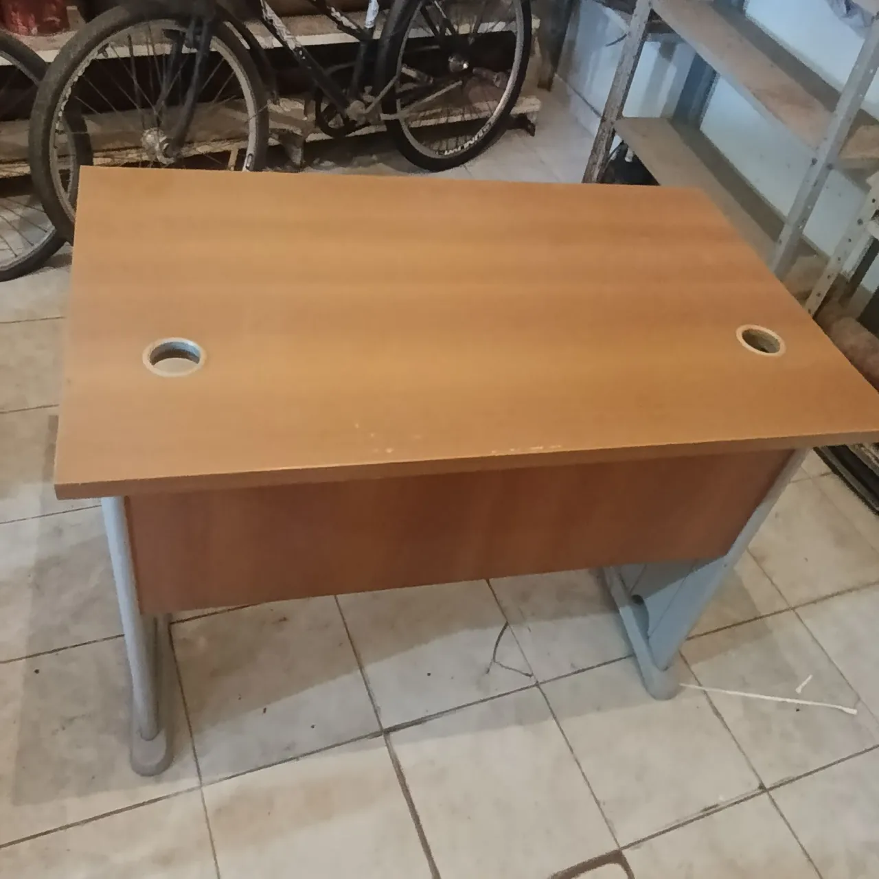Mesa de escritório com furos para cabos
