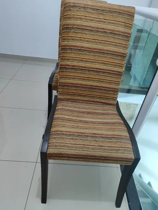 São duas Cadeiras Estofadas com Design Moderno