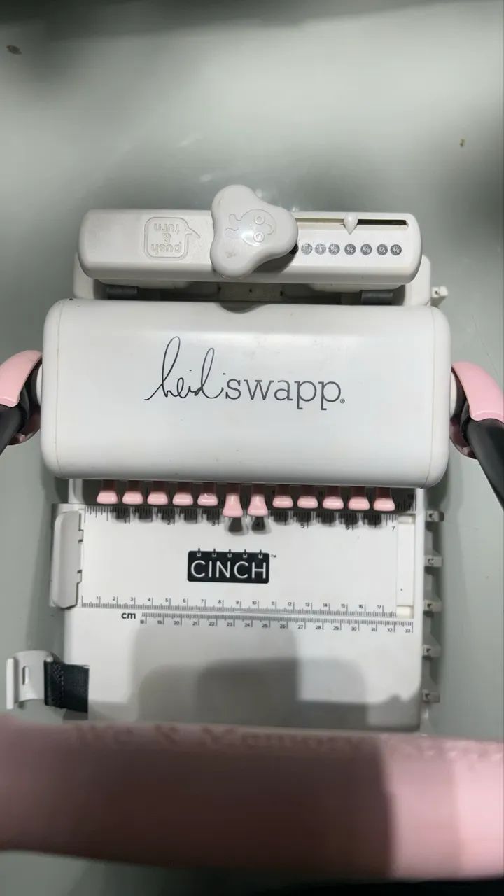 Encadernadora The Cinch We R - Furo Quadrado (rosa e branco)