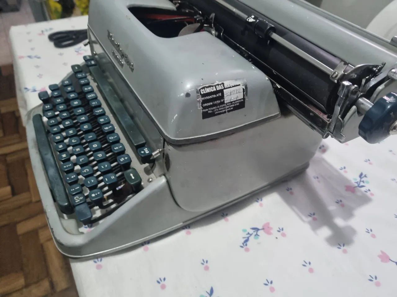 VENDO MAQUINA DE ESCREVER ANTIGA64706124563073124