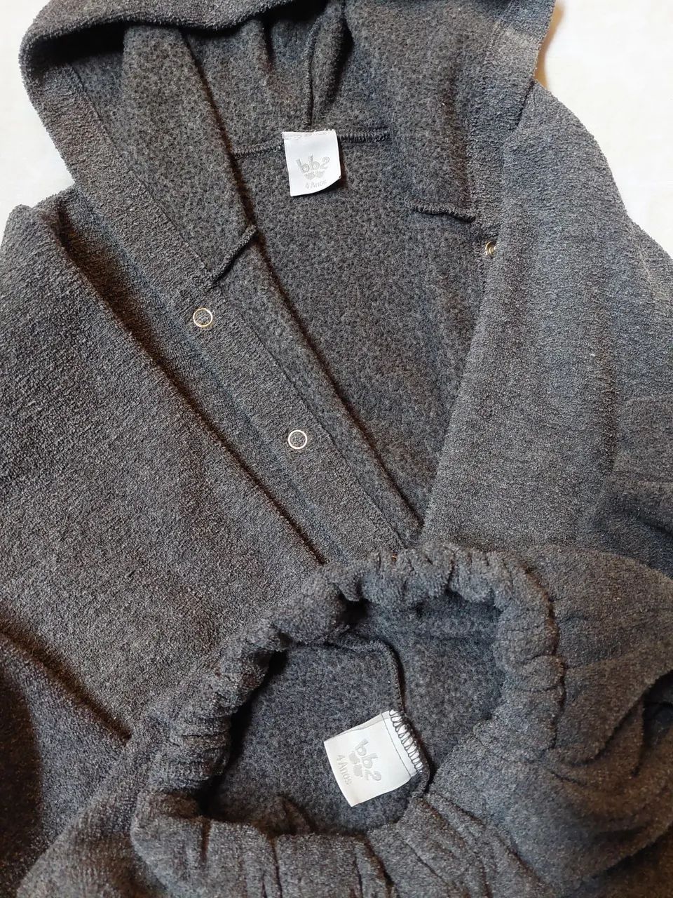 Conjunto casaco com capuz e calça com bolso - na cor cinza infantil - Foto 3