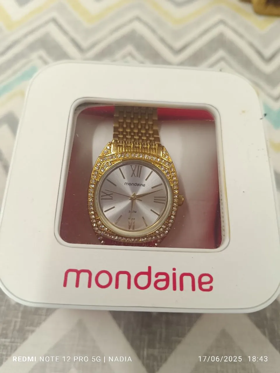 Relógio Mondaine Dourado com Detalhes em Strass