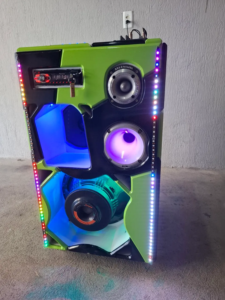 Caixa de som automotiva customizada