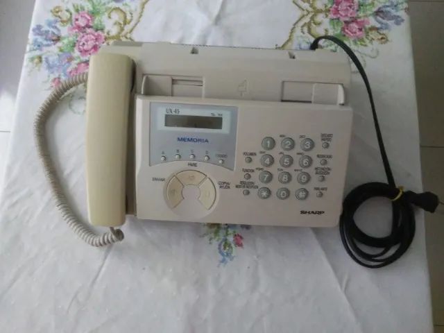 Aparelho de fax e também telefone Sharp Aparelho de fax e também telefone Sharp de 2004.