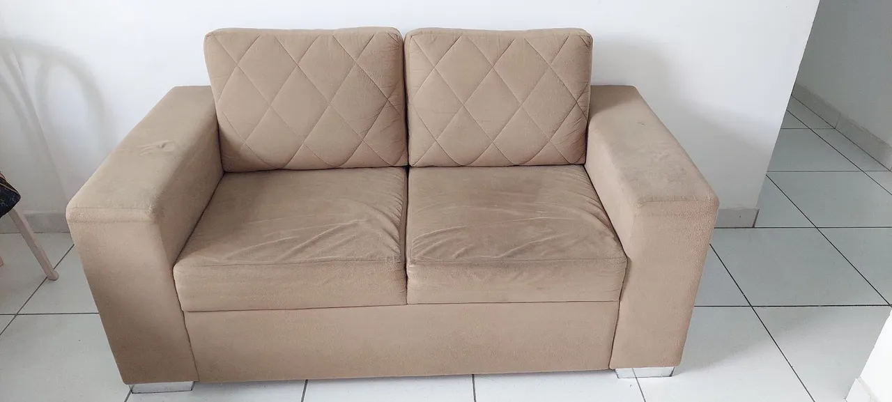 Sofá 2 Lugares Bege com Design Moderno
