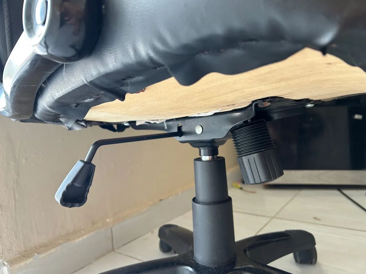 Cadeira Gamer Preta Giratória GT7 DPX EAN - Foto 3