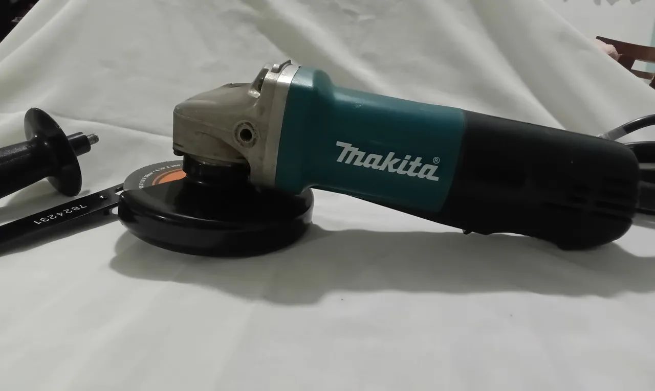 BAIXEI Esmerilhadeira Makita Angular 4.1/2" 840W -DEFEITO- p/ conserto retirada de peças