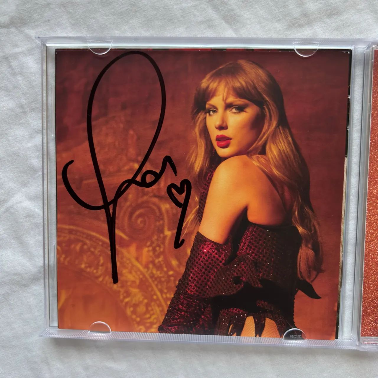 CD Taylor Swift The Life Of A Showgirl + Hand Signed Photo 3