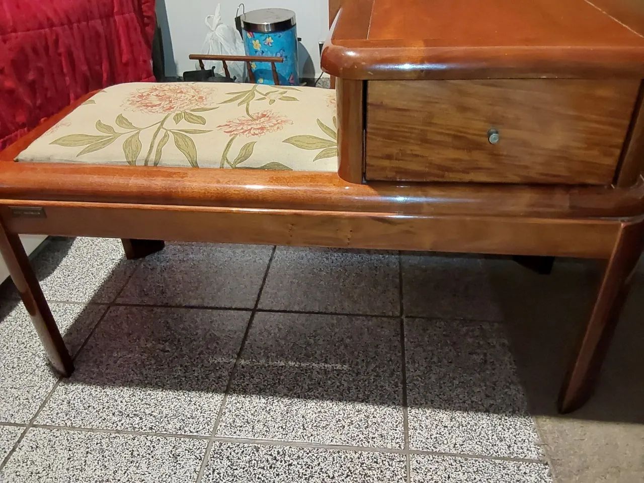 Banqueta com gaveta e estofado floral