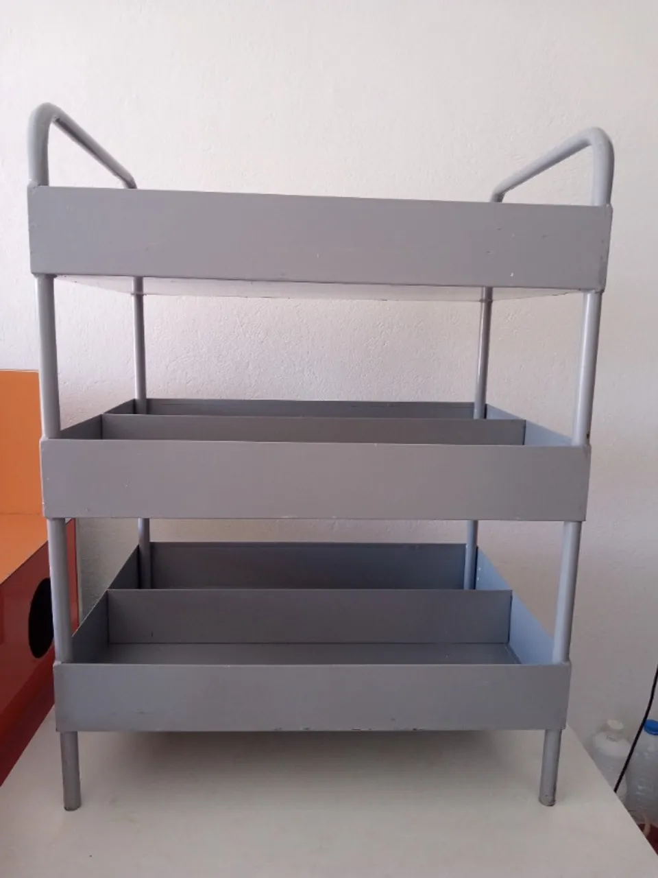 Estante carrinho organizador para ferramnetas com 3 prateleiras cor cinza, sem rodízio.