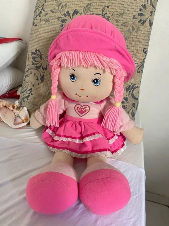 Boneca de Pelúcia Rosa com Vestido