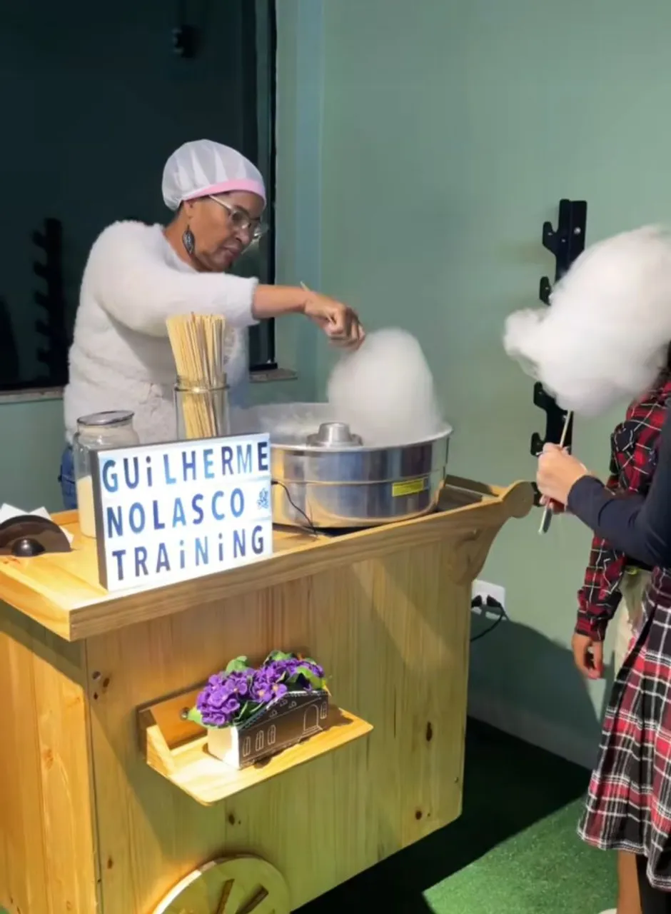 Algodão doce na festa, brinquedos, cadeiras e mesas