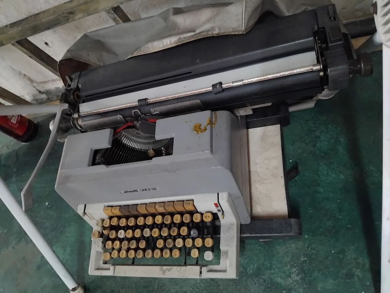 Antiguidade Máquina de escrever Olivetti Linea 98 - Foto 3