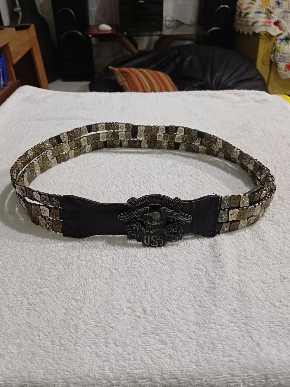 Cinto trabalhado em metal e couro com a fivela da  Harley Davidson 