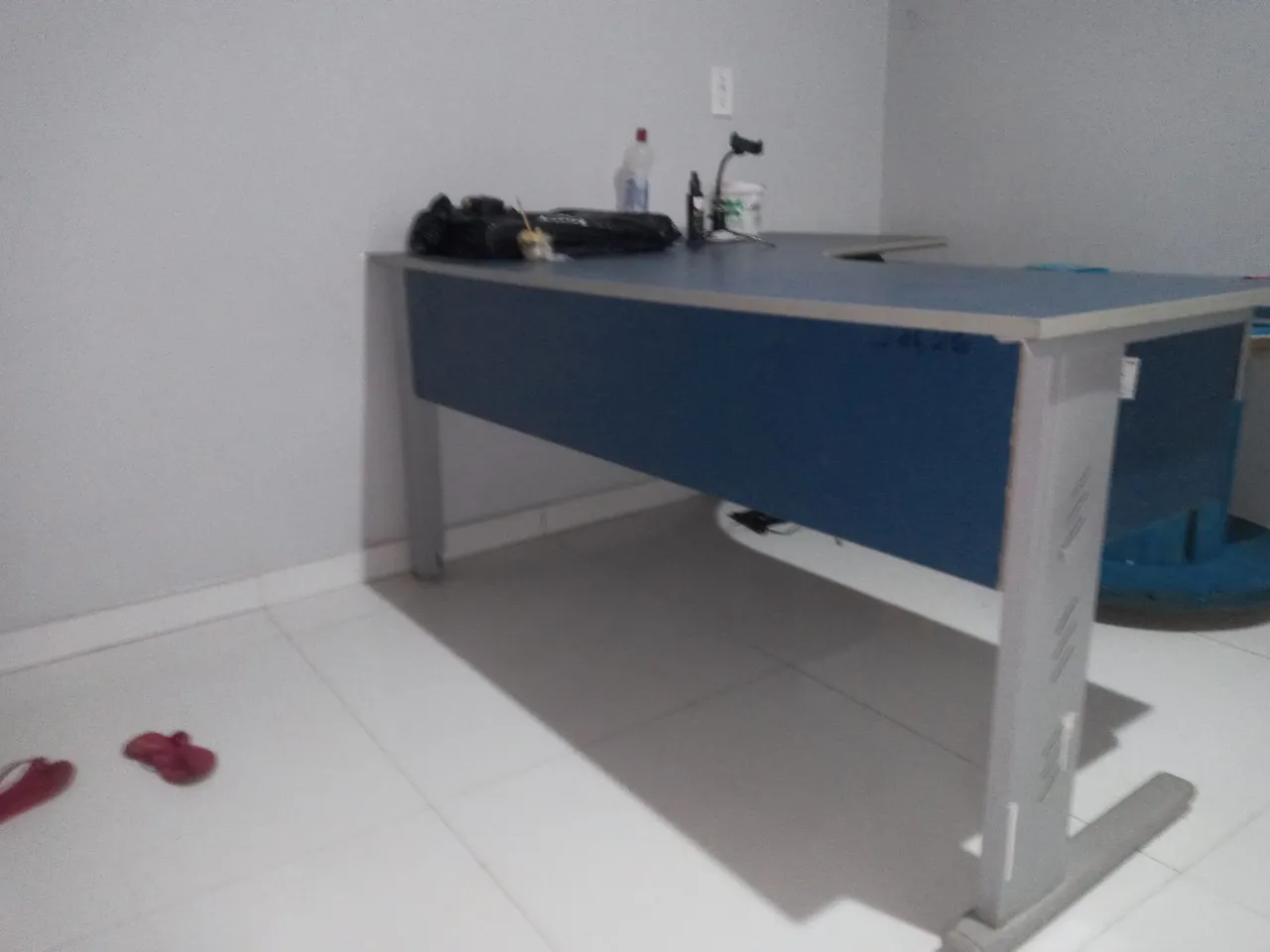 Mesa de escritório azul com design moderno