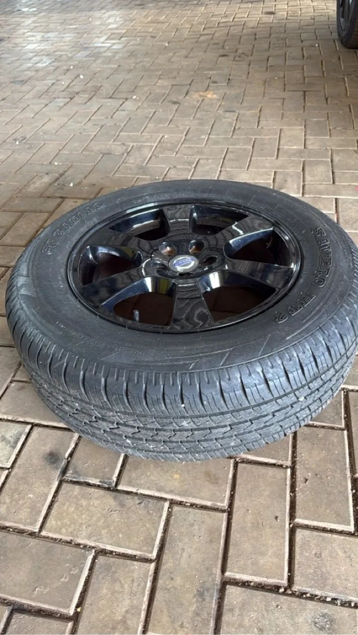 Rodas c pneus aro 17   5x108  original da volvo  - Foto 3