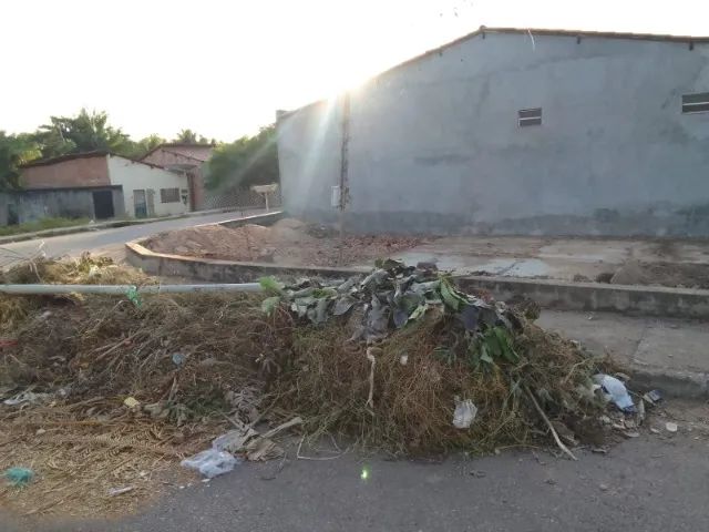 Ótimo terreno de esquina com calçada ao redor e duas garagens de madeira. Ruas asfaltadas - Foto 5