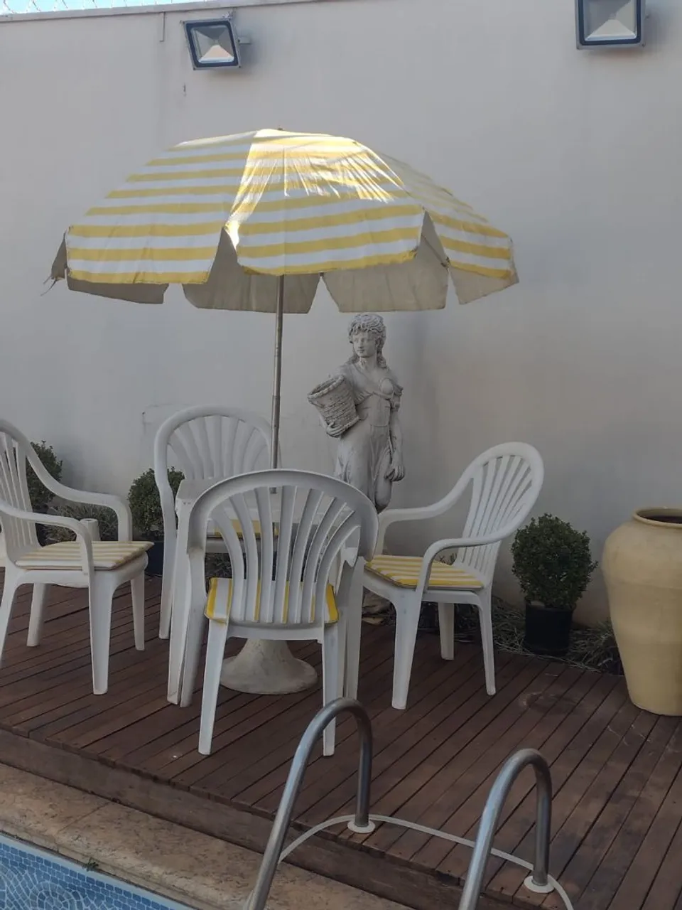 Conjunto de área externa com ombrelone e cadeiras