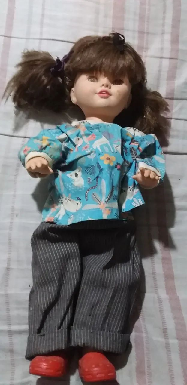 Boneca com roupa azul estampada - Foto 2