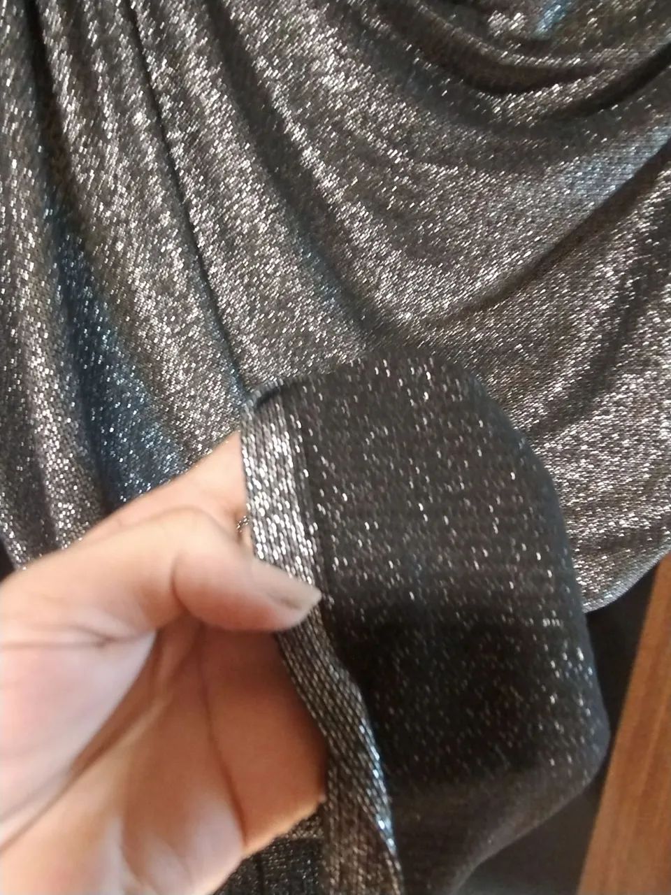 AIKILOUCURA!    Blusa prata drapeada com brilho - Foto 4