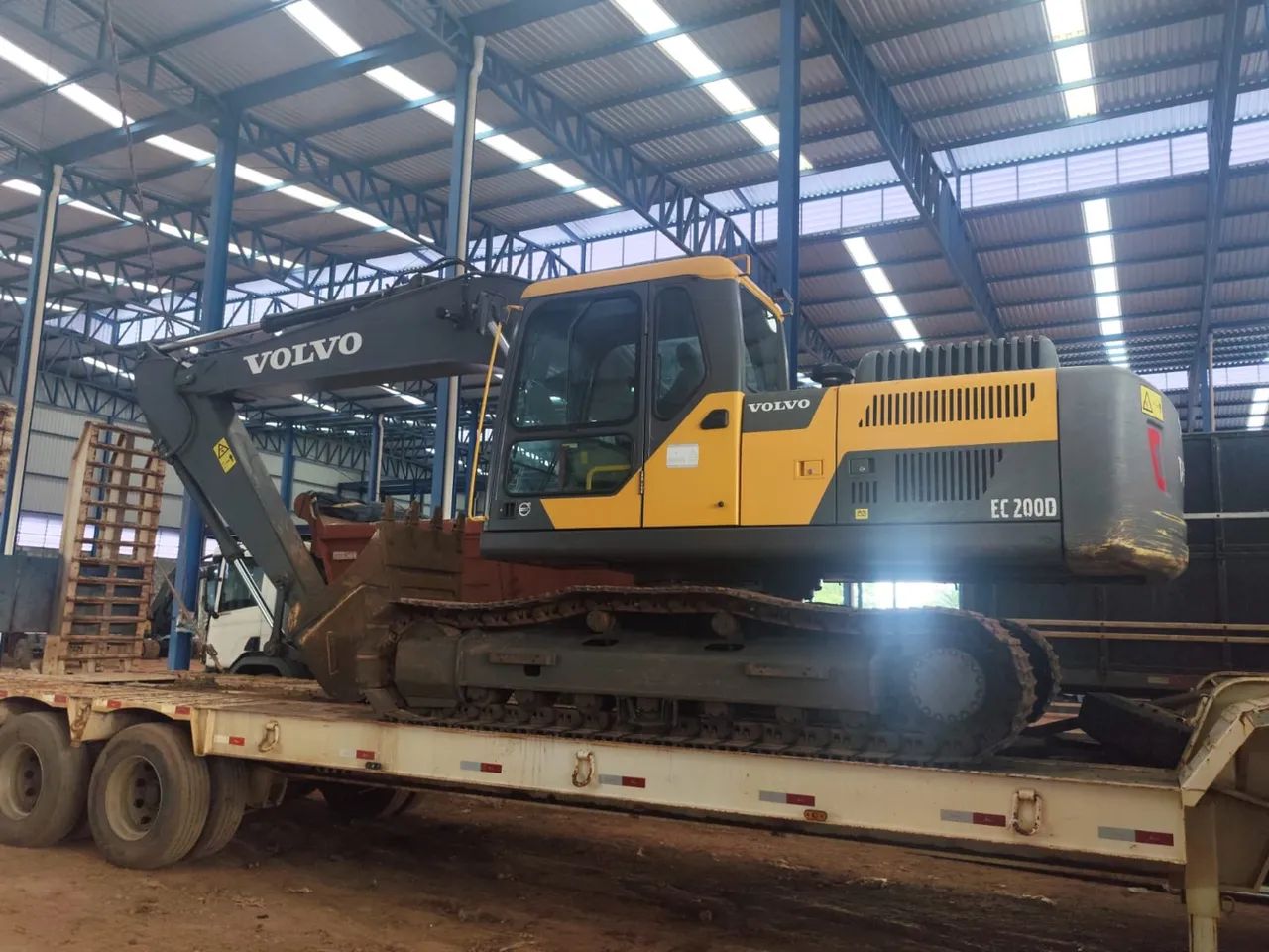 Escavadeira volvo Ec200 ano 2021 - Foto 2