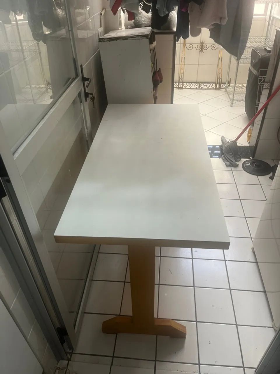 Mesa de jantar branca com pés de madeira
