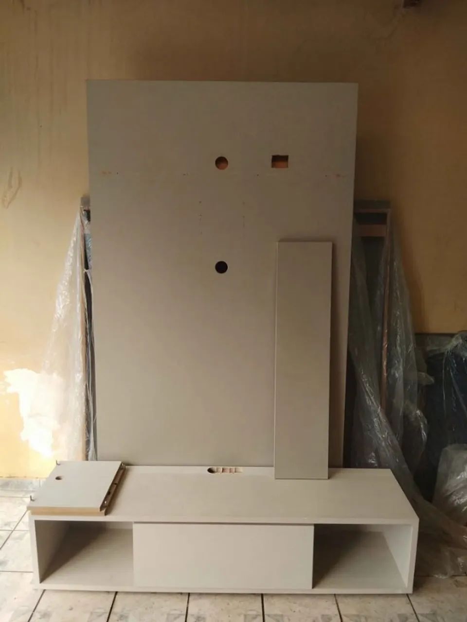 Painel de TV MDF, com rack, 1 gaveta, prateleira, 1,20 x 2,15 m, cinza claro - Foto 2