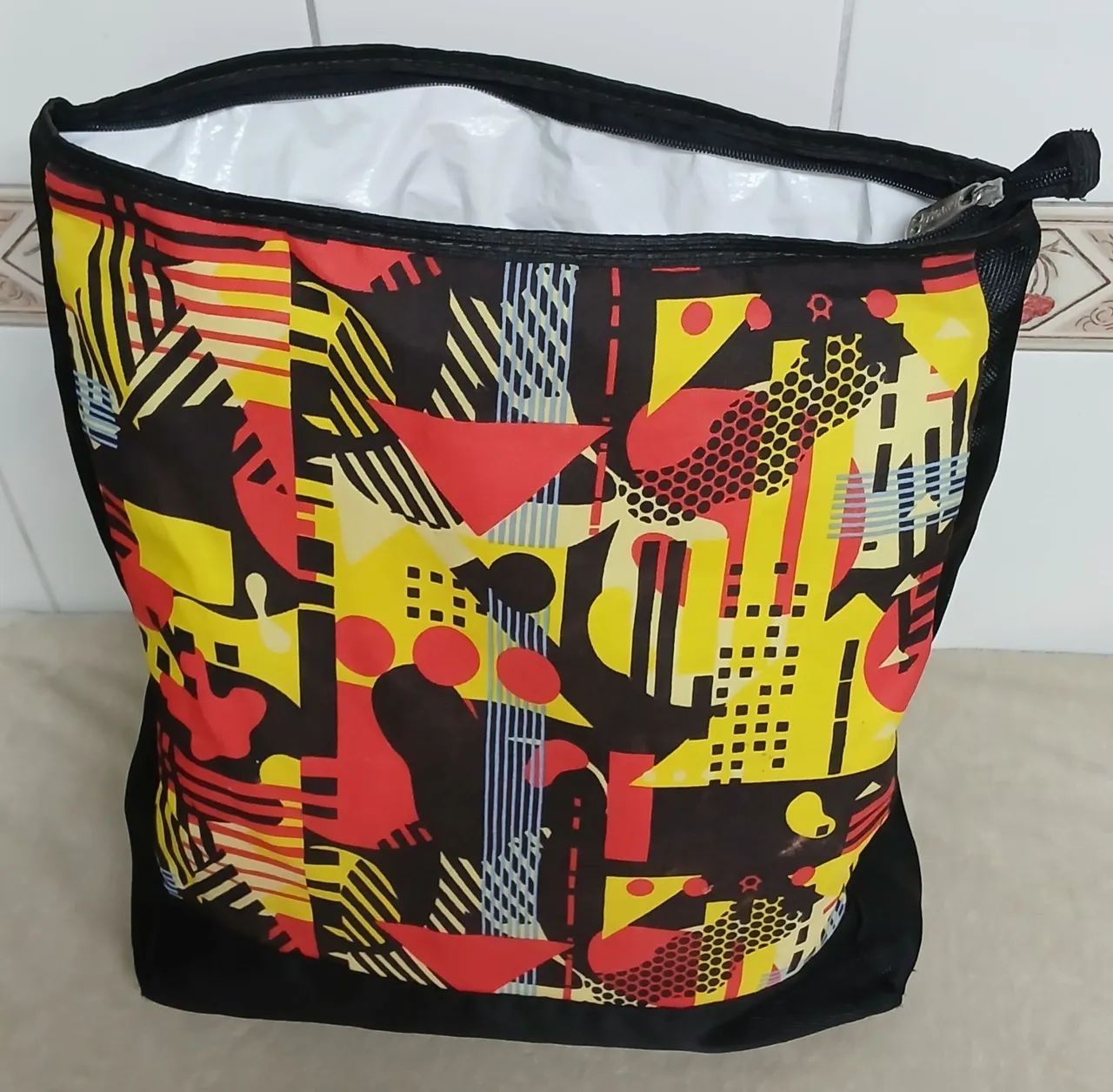 Bolsa e Mochila Térmica Sadia Preta Edição Abstrata<br> - Foto 4