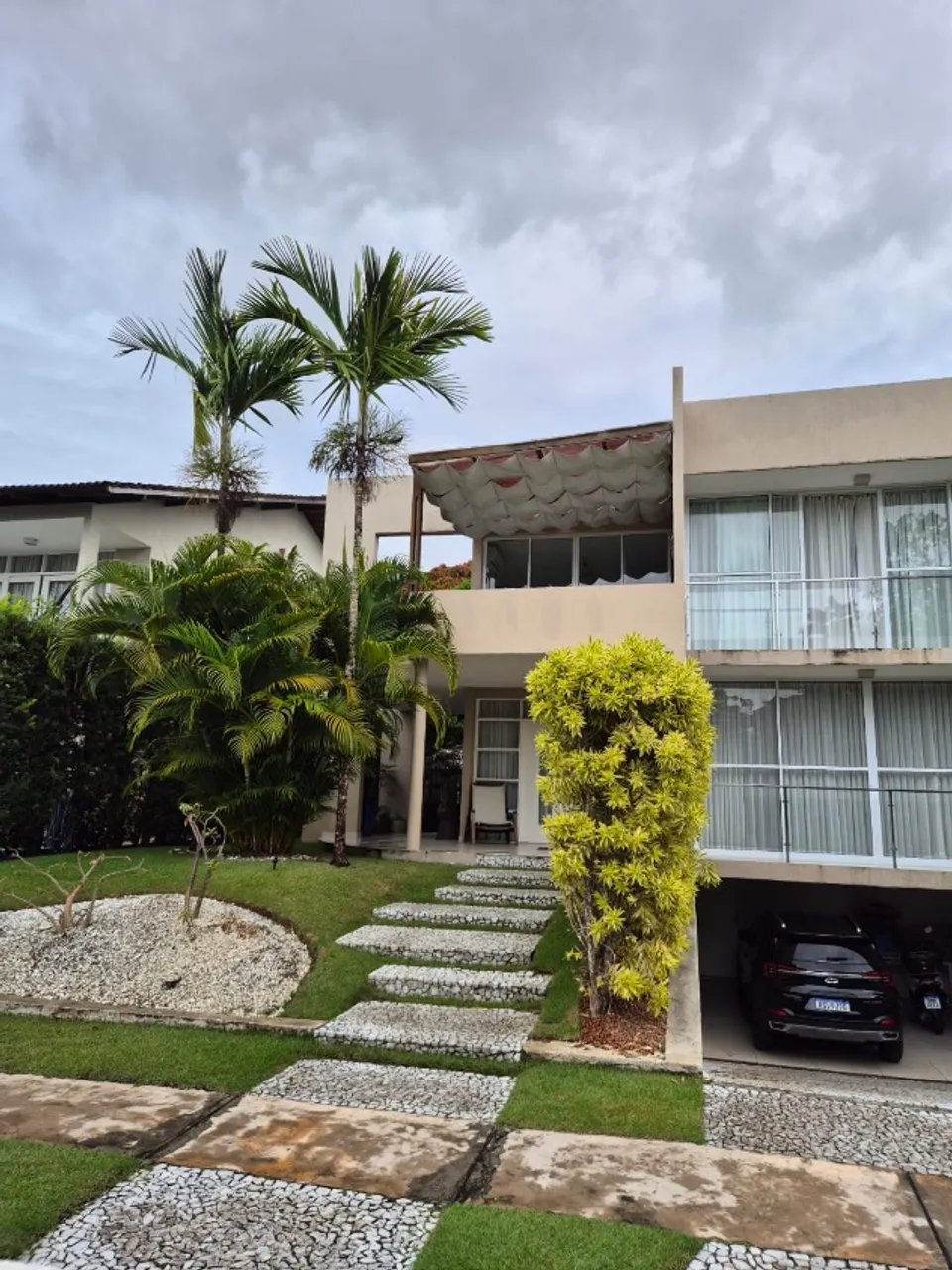 Alugo excelente casa no Aldebaran Omega com energia solar 5 suites e 550m2