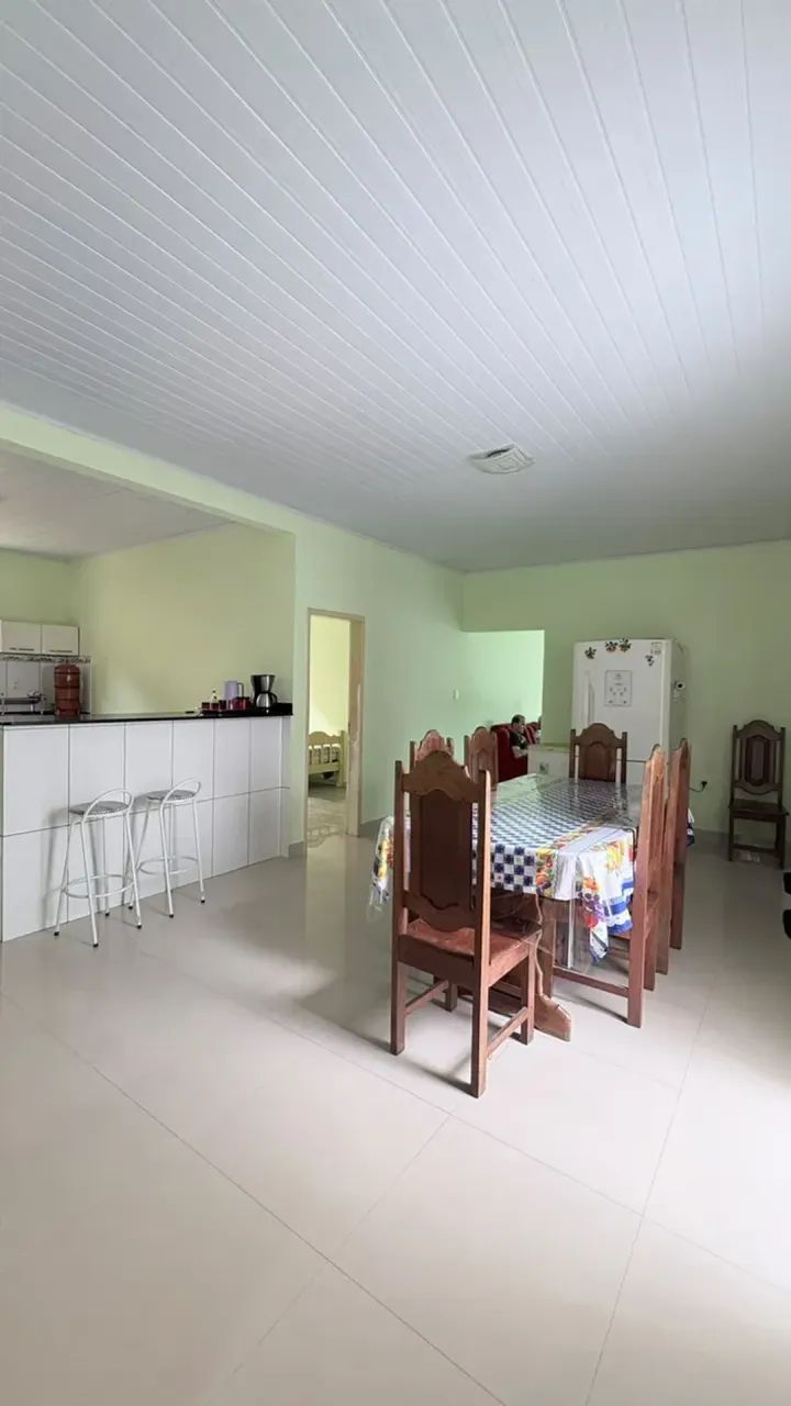 Casa térrea com amplo terreno, 5 quartos e espaço externo