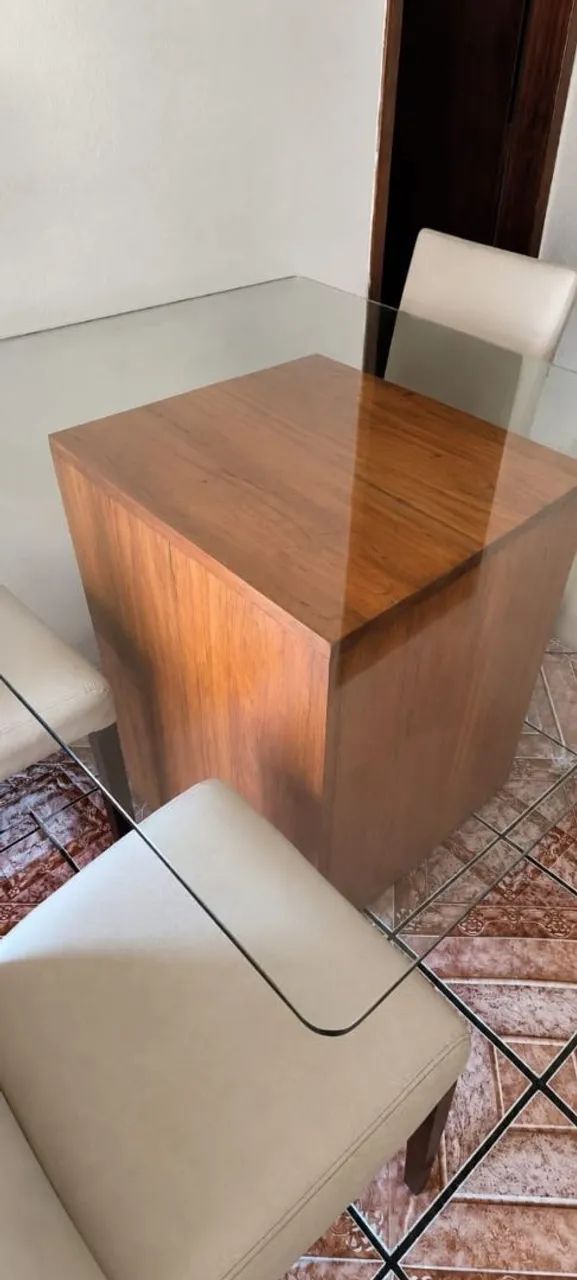 Mesa de vidro em madeira maçica com 4 cadeiras de couro - Foto 2
