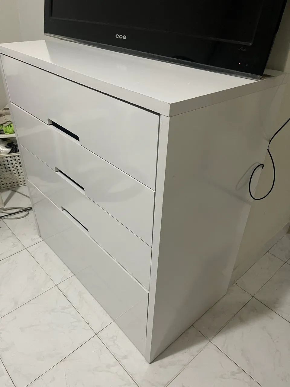 Cômoda semi nova com três gavetas e um gavetão da marca kappesberg 