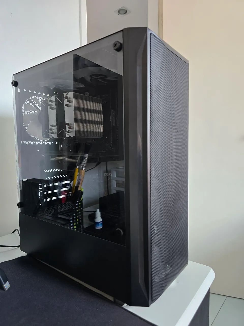 Gabinete com vidro temperado e 6 fans