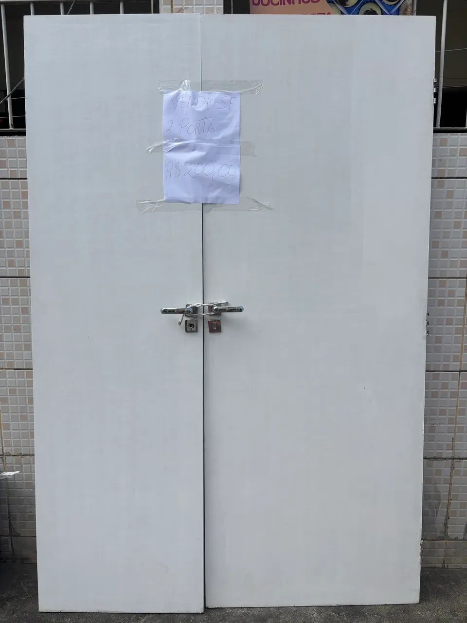 Vende-se duas portas 