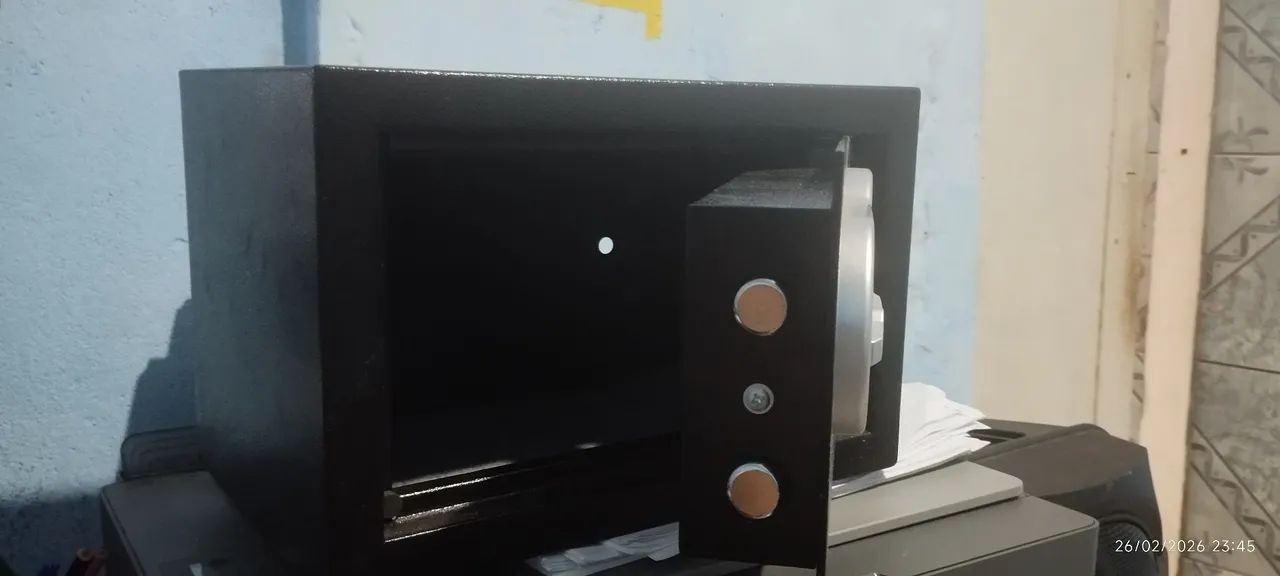 Cofre eletrônico digital em aço, em excelente estado.