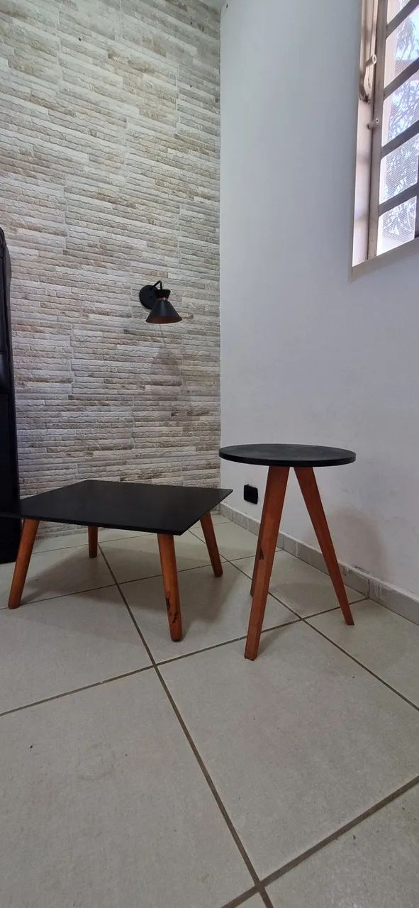 02 Mesas, de centro e de canto tampo preto com pernas em madeira masiça - Foto 2