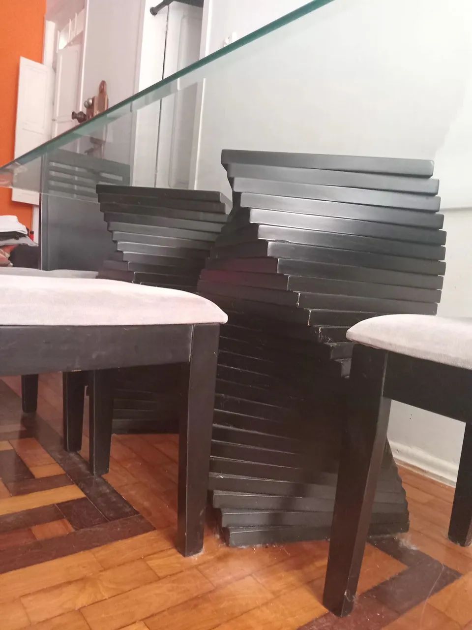 Mesa tampo se vidro com 6 cadeiras e aparador - Foto 3