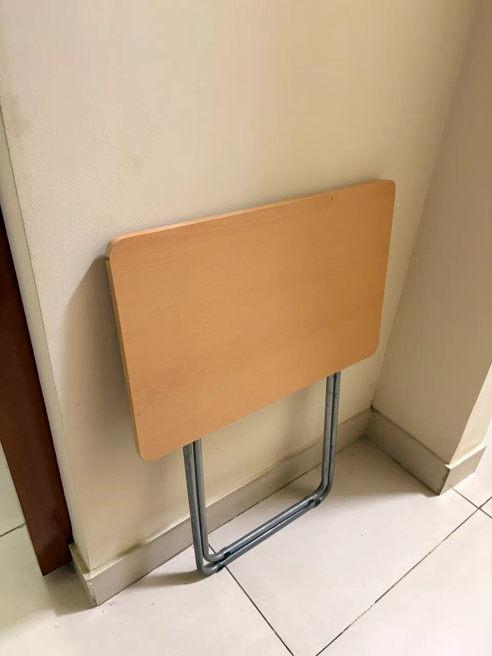 Mesa dobrável pequena  - compacta e prática  - Foto 2