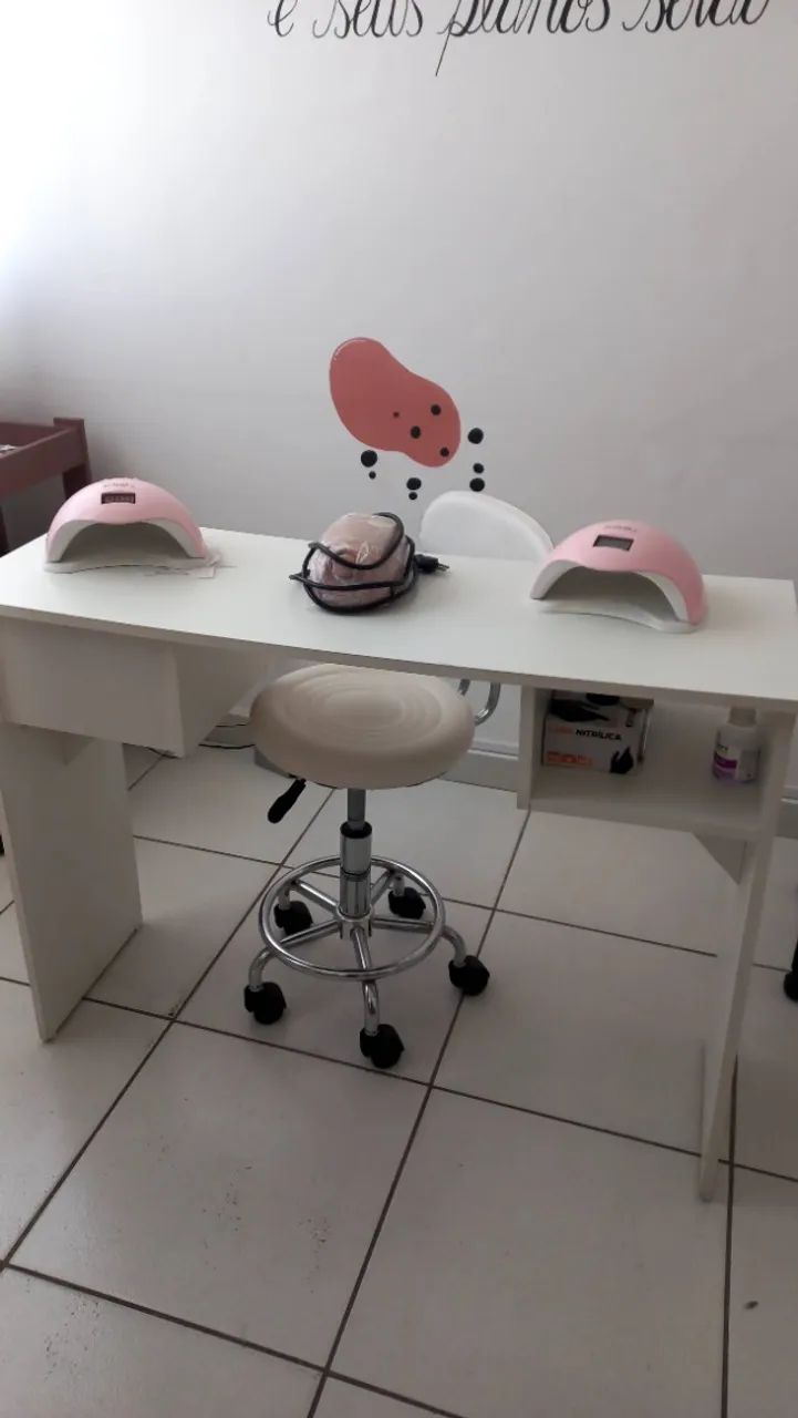Material e móveis de unhas